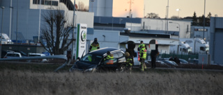 Bilar kolliderade i Tornby – lyktstolpe nerkörd