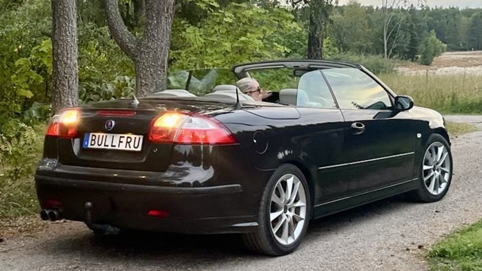 Åsa Lundberg kör sin Saab cabriolet under sommarhalvåret. Under vintern står den i garaget. "Jag är rädd om den", säger hon.