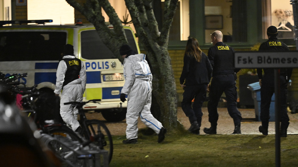 Polisens tekniker går in i Risbergska skolan i Örebro efter skjutningen.