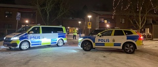 Stor polisinsats i Gottsunda – ska ha hotat med pistol