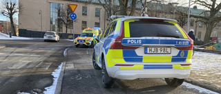 Kvinna påkörd av bil – mitt i Strängnäs