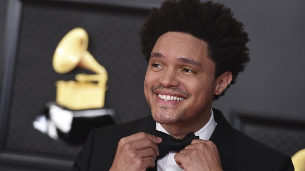 Trevor Noah på väg in till Grammygalan.