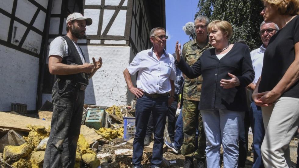 På plats i översvämningsdrabbade staden Schuld beskriver förbundskansler Angela Merkel situationen som chockerande.