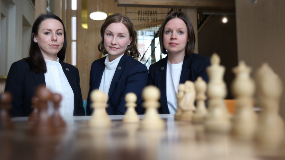 De tre biträdande juristerna Sofia Grape, Rebecka Rasmuson och Kathrine Bergström arbetar tillsammans på Advokatbolaget.