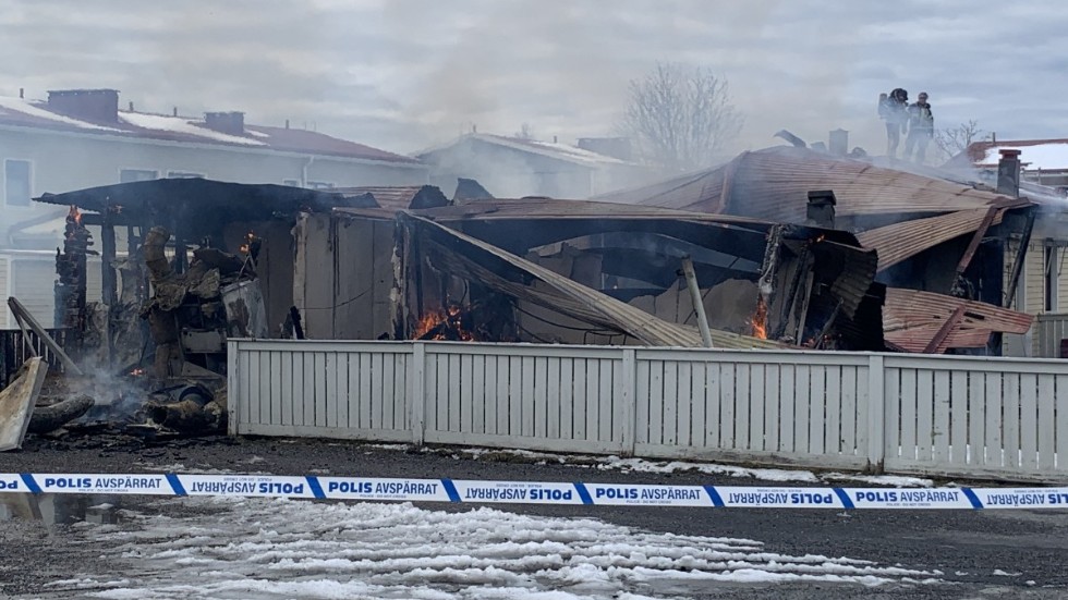 Totalförstört radhus vid brand. 