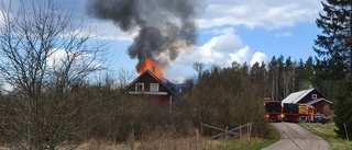 Villa övertänd i våldsam brand: "Kommer inte kunna rädda huset"