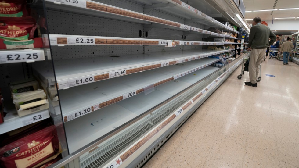 Tomt på hyllorna i en av Tescos butiker i Manchester efter att leveranser uteblivit.