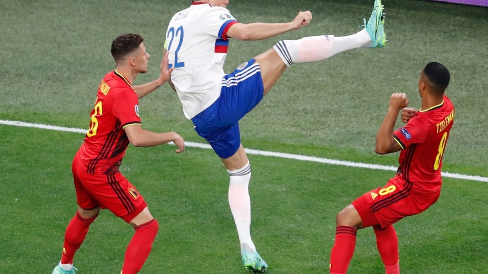 Den ryske landslagskaptenen Artem Dziuba mäter 197 centimeter och väger 98 kilo. Här ses Zenit S:t Petersburg-spelaren i kamp med Belgiens Thorgan Hazard och Youri Tieleman under sommarens EM. Arkivbild.