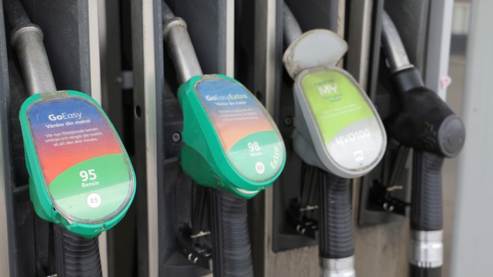 Regeringen talar tyst om en prischock för svenska bilister vid pump.