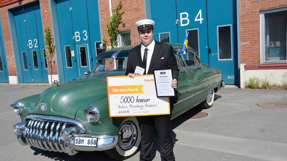 Årets fordonselev Anton Moosberg Persson med sin check på 5000 kronor som han fick av Motorhistorikerna i Norr.