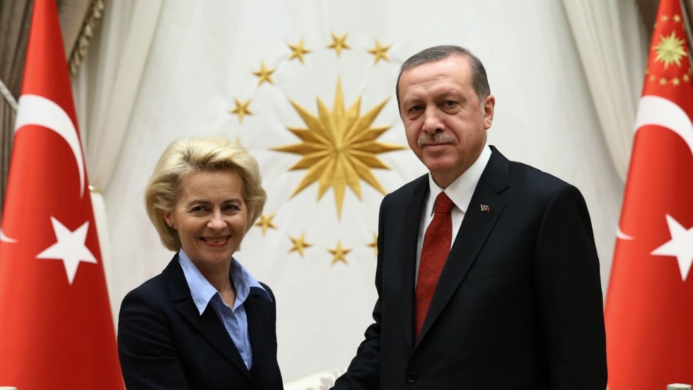 Tysklands dåvarande försvarsminister Ursula von der Leyen hälsade på hos Turkiets president Recep Tayyip Erdogan i Ankara 2015. Nu möts de igen – nu med von der Leyen som ordförande i EU-kommissionen. Arkivfoto.