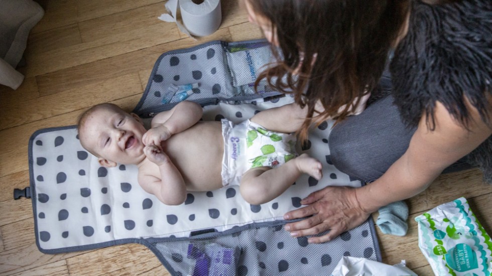 Skribenten tror att sex timmars arbetsdag skulle vara bra medicin mot Sveriges låga födelsetal.