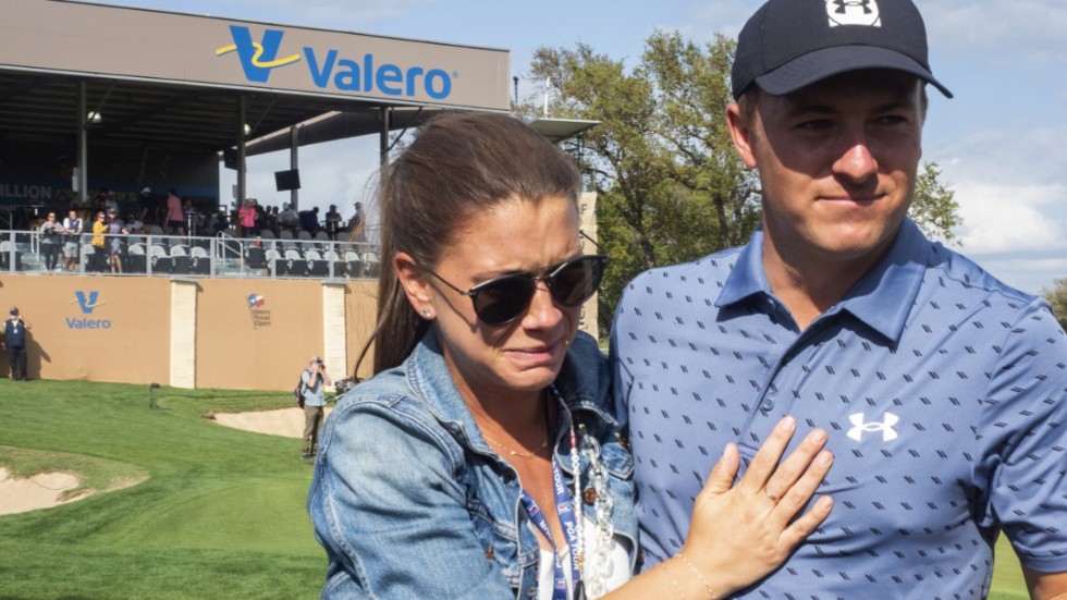 Jordan Spieth kramas om av hustrun Annie Verret efter segern i Texas Open.