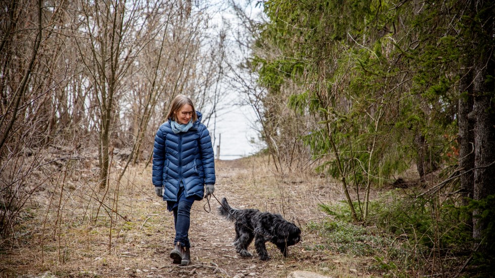 Katarina Gudinge och hunden Smilla. Det var maken Johan som såg till att skaffa hund så att Katarina inte skulle behöva vara ensam när han hade gått ur tiden. Det gjorde han i februari förra året.