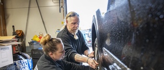 Varning inför vinterns däckbyte – elbilen kan börja brinna om du lyfter den fel