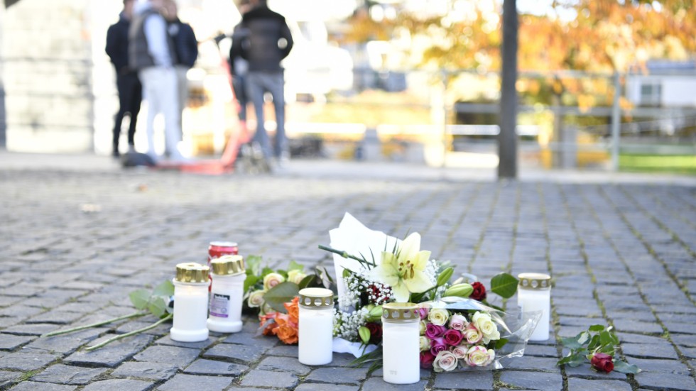Tända ljus i närheten av platsen där artisten Einár sköts till döds i Hammarby sjöstad.
