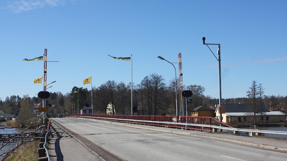 Stallarholmsbron fastnade både i lördags och helgen innan dess i öppnat läge, vilket orsakade stopp i trafiken båda gångerna. Sedan dess har ett relä som blivit bränt bytts ut. Arkivbild.