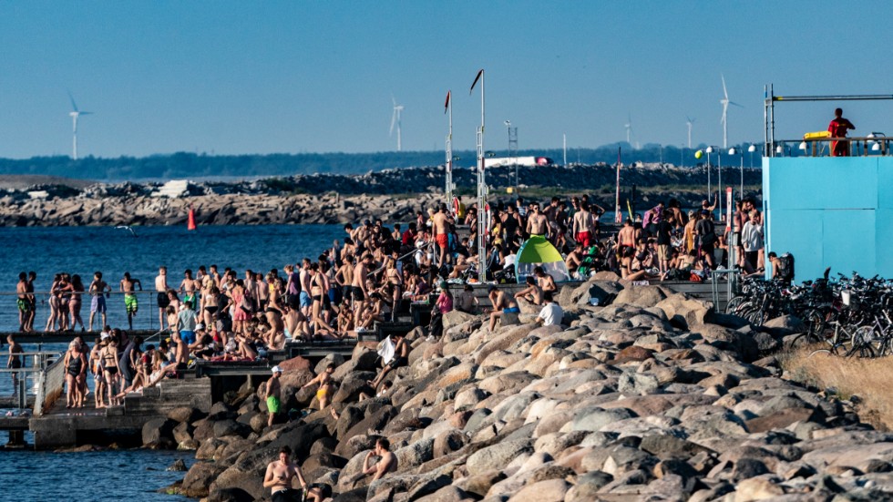 Fullsatt på Scaniabadet i Malmö, en fredagskväll i mitten av juni. Arkivbild.