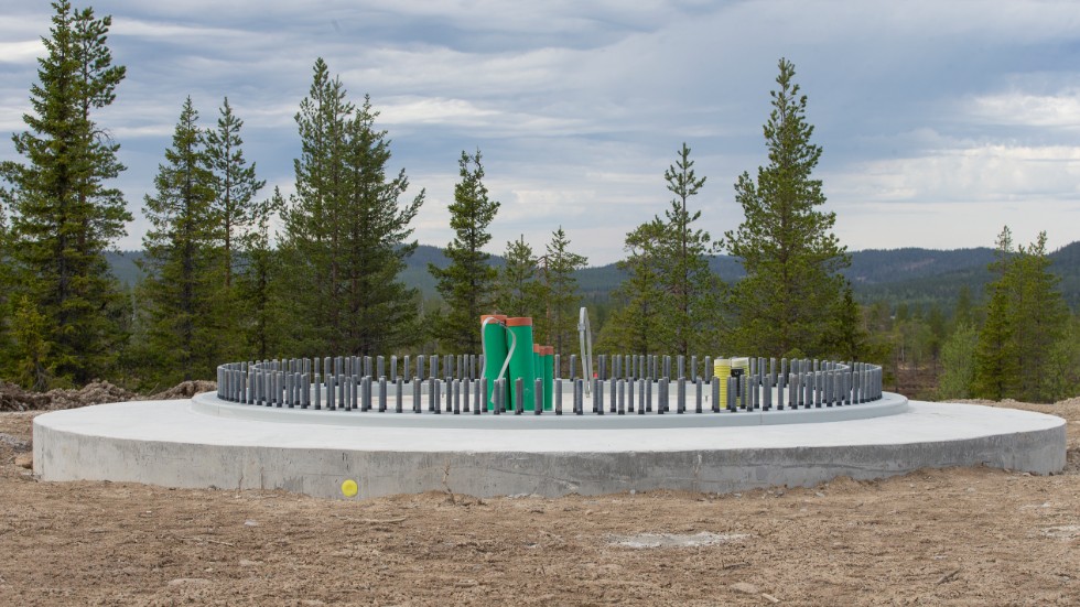 Fundamenten slukar enorma mängder betong och en enda bottenplatta kräver över 600 kubikmeter betong – mer än hela Fåröbron. (Arkivbild)
