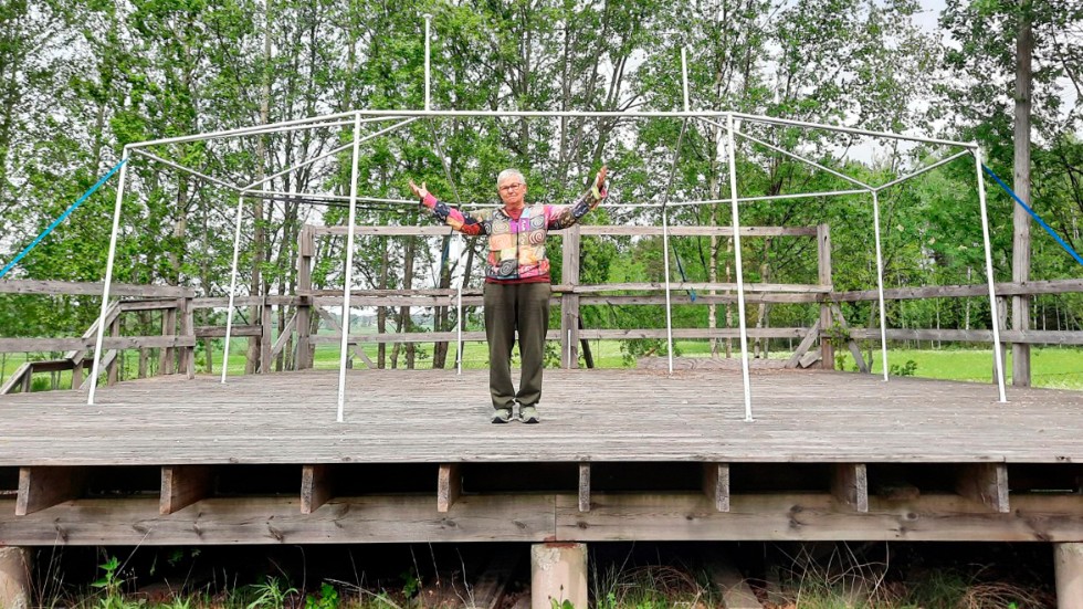 Pyret Backman, ordförande i Björkvik Folkets parkförening, vid scenen som förhoppningsvis ska få ett tak. 