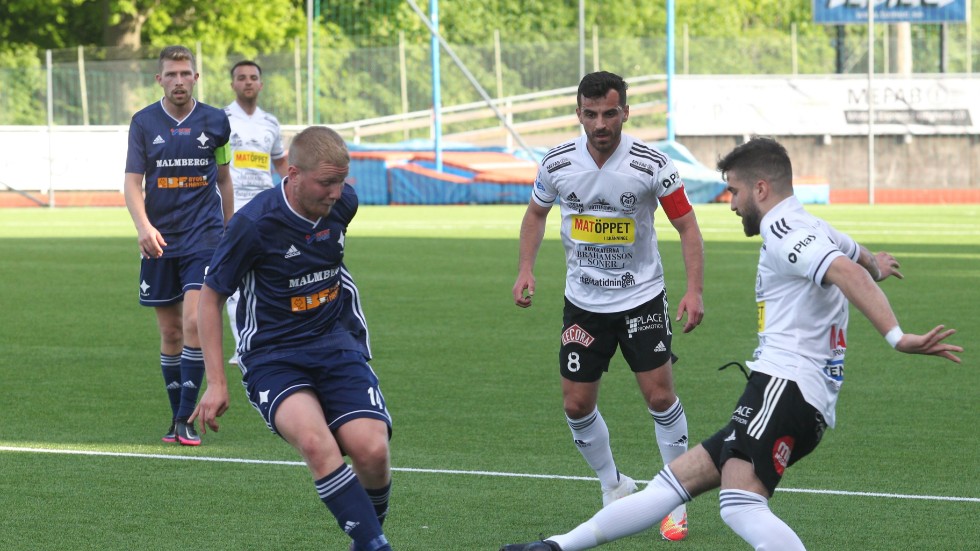 Maifs lagkapten i genrepet mot Kumla, Liridon Silka som ni ser i bakgrunden, skadade sig då och missar dagens division 2-premiär borta mot Tyresö FF.