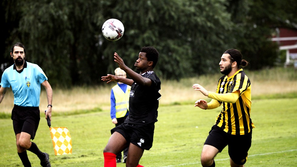 Serge Barume till vänster med bollen gjorde tre mål för Fanna BK i division 3 förra året. Nu svarade han för EIS enda mål mot UIF.