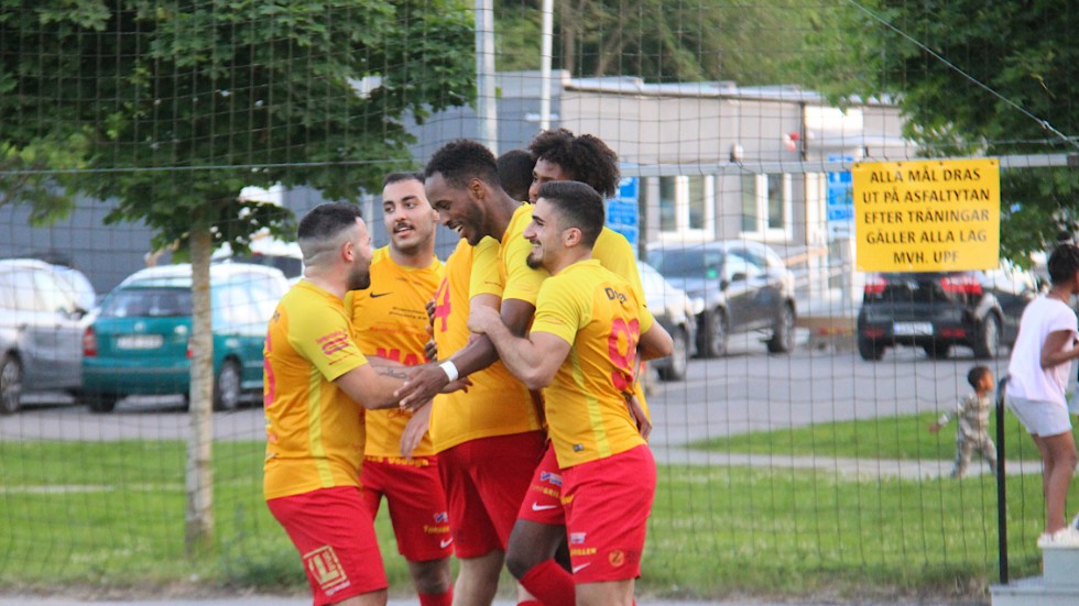 Zuheib Bashir Omar i centrum av bilden gratuleras efter att ha gjort det avgörande målet i hemmapremiären för Syrianska i division 4 förra året. Laget åkte ur, men Zuheib stannar i fyran när han går tillbaka till Fanna.