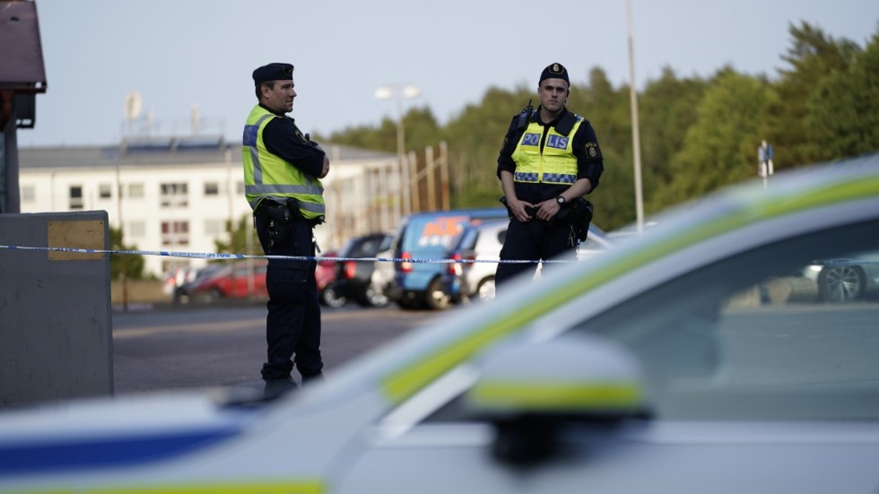 Polisen är på plats med flera patruller för att utreda händelsen närmare.