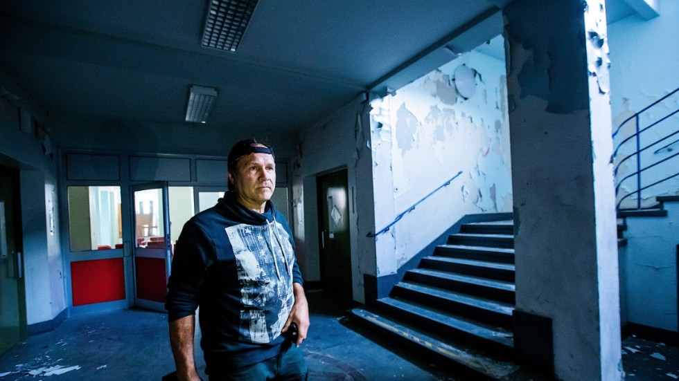 Allan Vonkavaara jobbar som vaktmästare i Sandträsk. Han säger att det finns folk som sett konstiga varelser inne i byggnaden. " En kvinna från malmfälten såg en flicka i rum 13 när hon bodde här."