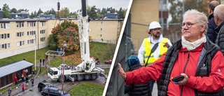 Här lyfts första bilen från det nedbrunna garaget