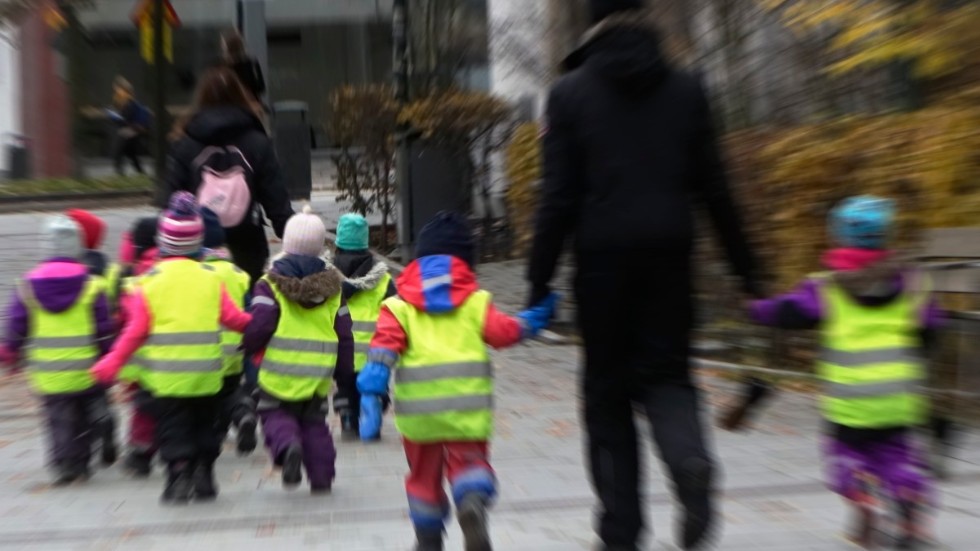 Kristdemokraterna skriver att barngrupperna i förskolan är alldeles för stora. 