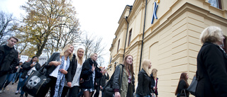 Gymnasieeleverna välkomnas tillbaka till skolan