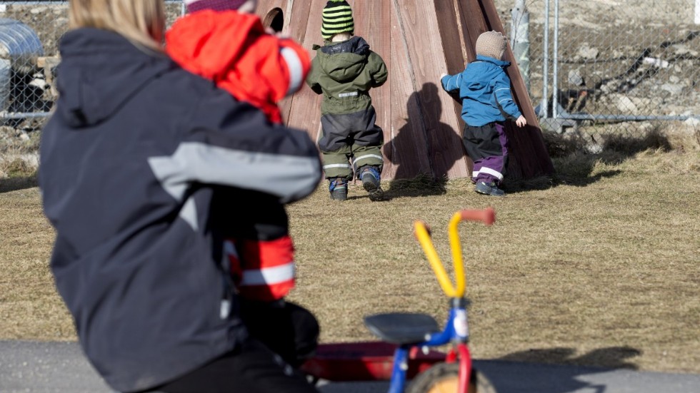 Att barnen i förskolan blir färre är något som kommunen känt till länge. Men i stället för att försöka hålla ihop varslen väljer arbetsgivaren att dutta ut ett per år. 