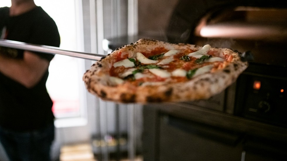 Under den internationella pizzadagen strömmar Piteåborna till pizzeriorna i stan. (Arkivbild)