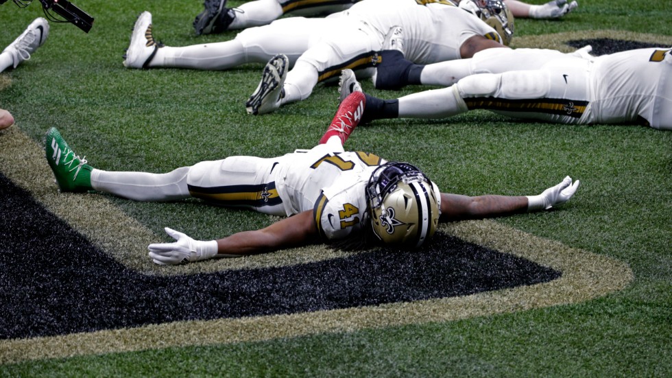 Alvin Kamara firar en av sina sex touchdowns i sina julinspirerade skor. Arkivbild.