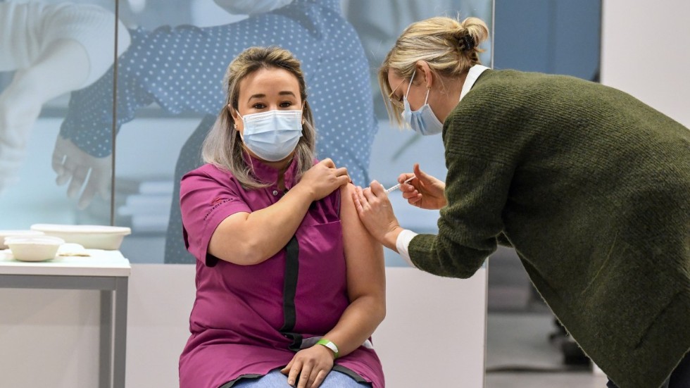 Sjuksköterskan Sanna Elkadiri fick på onsdagen den första dosen vaccin mot covid-19 i Nederländerna.
