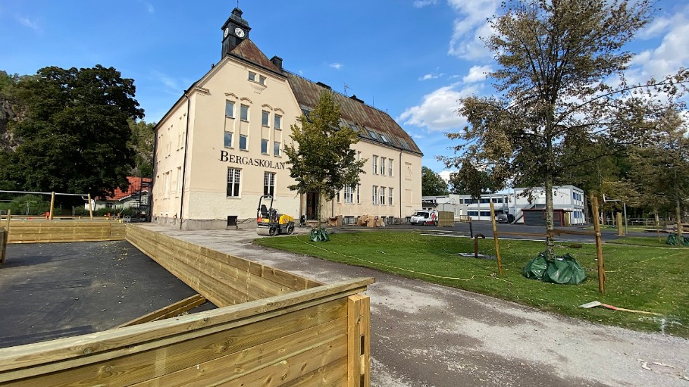Bergaskolans tak är rostigt och behöver bytas. Bilden är tagen innan skolgården blev klar.