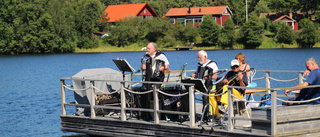 Musik flödade ut från en flotte på Näknen