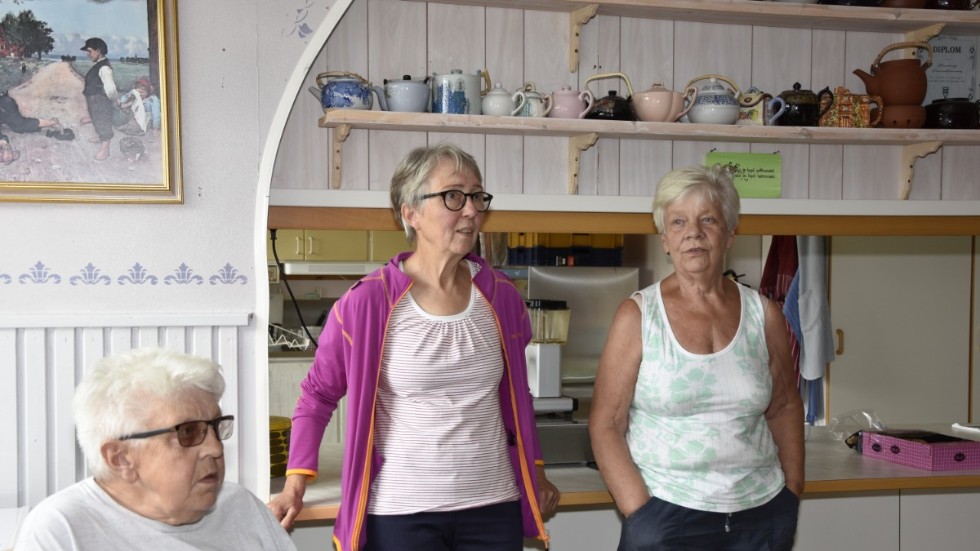 Där slöjdsalen tidigare inrymdes har Suaningi intresseförening i dag sin verksamhet, förklarar Nils Palovaara. Britta Keskitalo och Kerstin Markström brukar bland annat sköta om kaféverksamheten.