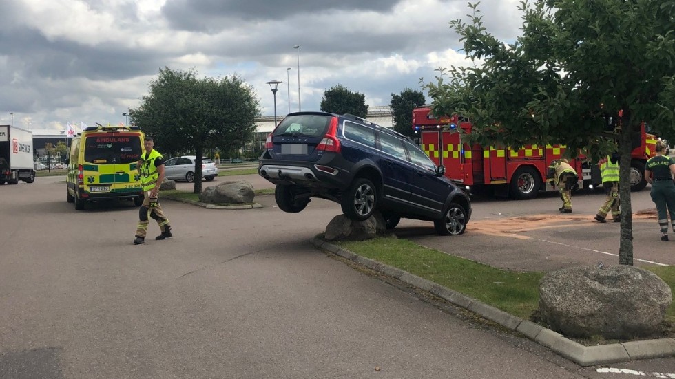 Bilen fastnade på stenen och började läcka olja.