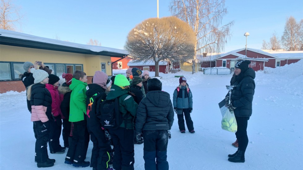 Hanna Wimander, projektingenjör och Frida Pettersson, trafikplanerare vid samhällsbyggad, Piteå kommun, delade ut Piteåpriset till eleverna på Rosviks skola under fredagen.