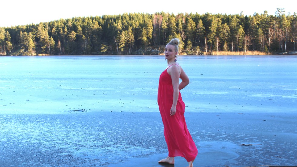 Hon har ett motto med sin musik: intryck, uttryck och avtryck. "Jag tar intryck av naturen, omvandlar det till ett uttryck, som jag hoppas ska lämna ett avtryck hos de som lyssnar", säger vis- och operasångerskan Anna Ström Josefsen.