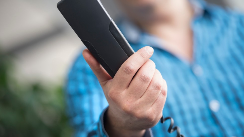 Att lyssna på musikskval när man sitter i telefonkö är ingen höjdare, menar skribenten.