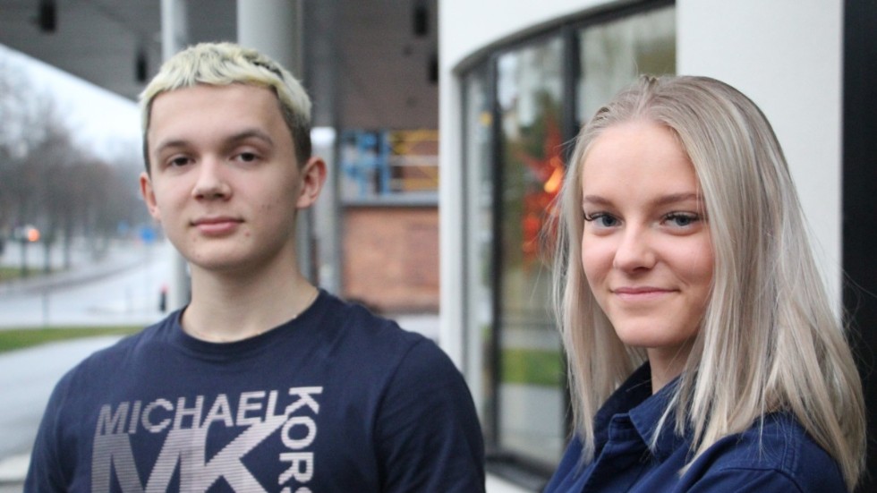 Max Melander och Filippa Hjerpe är inte helt nöjda med att återgå till full distansundervisning.