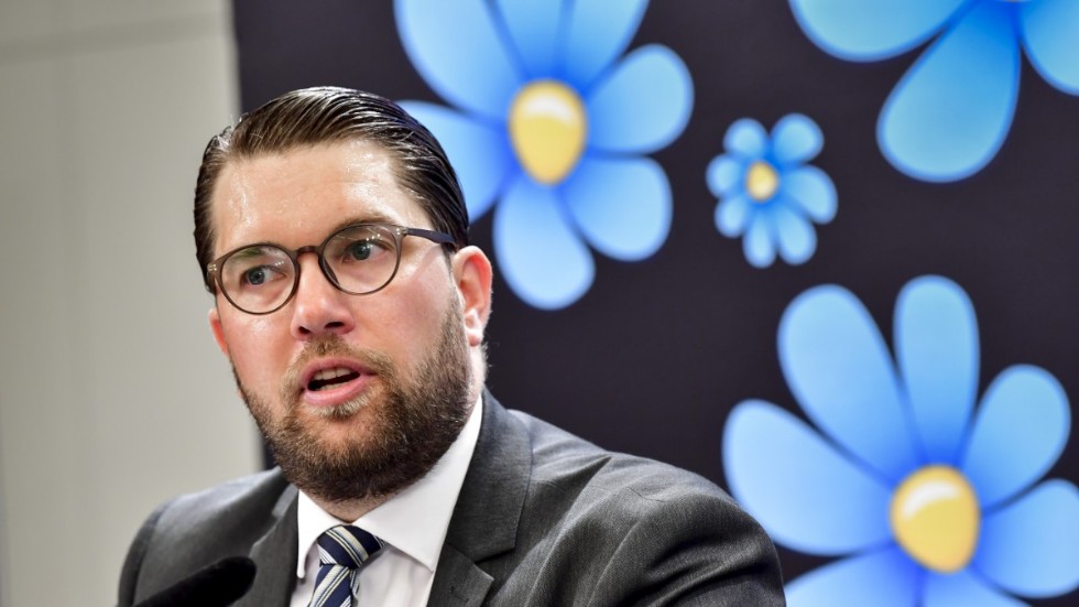 "Ett fullständigt sanslöst och skandalöst agerande från fackpamparna i Stockholm. Socialdemokraterna leker mafiosos med fackanslutna svenskars medlemspengar", skrev SD-ledaren Jimmie Åkesson på Facebook apropå ärendet rörande SD-politikern Ulf Karlström i Luleå.