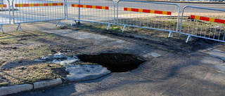 Slukhål öppnade sig vid parkeringen – platsen avspärrad