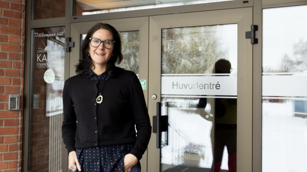 Kalix Folkhögskola väljer att starta upp den traditionella journalistutbildningen igen, efter flera års paus. Det ska bli större fokus på journalistiken. "Allt fler utbildningssamordnare lägger ner journalistutbildningar i landet och det skrämmer oss", säger Ida Nordlund, skolchef.