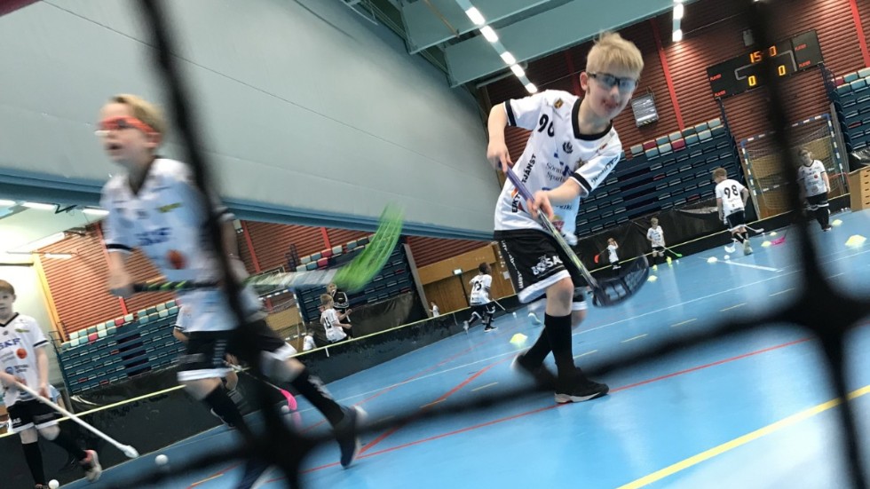 Efter drygt en månad med stängda idrottshallar öppnar nu Uppsala kommun dem igen för barn och ungdomar.
