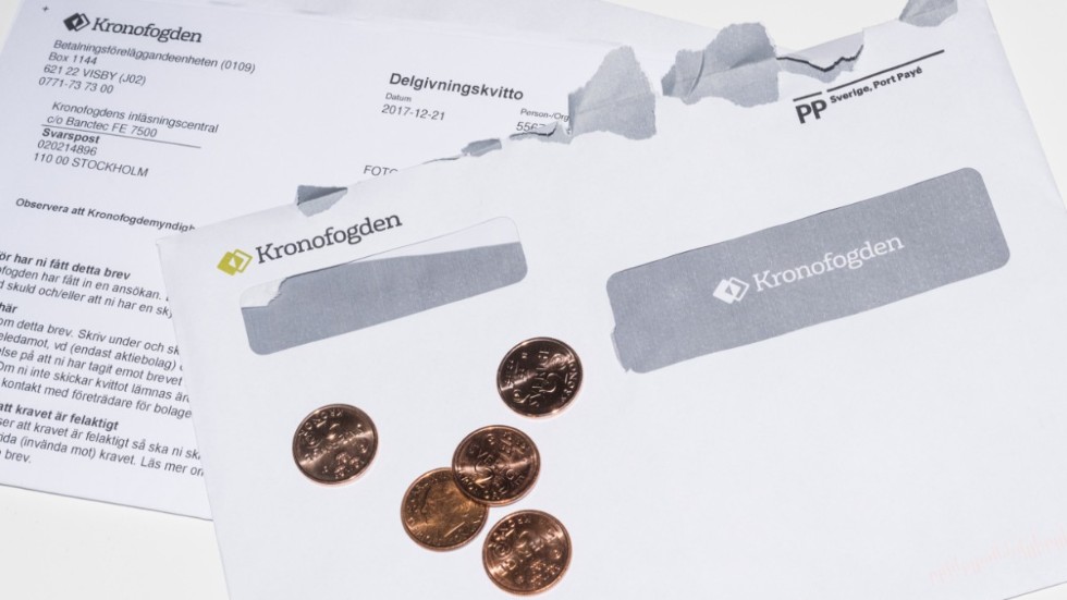 De som till följd av det ekonomiska läget kämpar för att ha råd med sitt hus eller till och med hamnar hos Kronofogden har rimligtvis svårt att välja glädjen. 