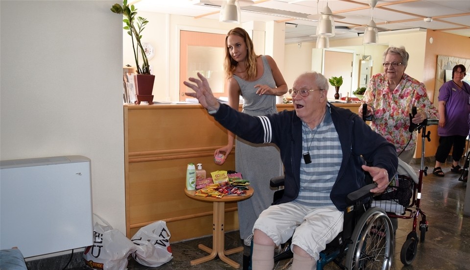 Henry Nygren fixade vinsten galant vid bollkastningen. På tur står Vera Johansson. Foto: Ivonne Svahn